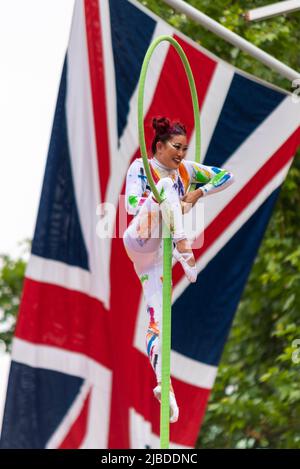 The Mall, Londres, Royaume-Uni. 5th juin 2022. Les célébrations du Jubilé de platine de la reine Elizabeth II se sont poursuivies avec un Pageant qui s’est empaqué sur les routes entourant le parc St. Jamen’s et le palais de Buckingham. A partir de Whitehall et en prenant le Mall vers le palais, le spectacle se composait de quatre actes, chacun illustrant divers aspects du règne de la Reine depuis soixante-dix ans, y compris des militaires du Royaume-Uni et du Commonwealth, des références historiques et des célébrités Banque D'Images