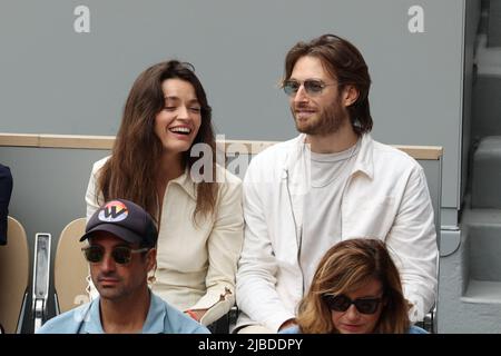 Paris, France, 05 juin 2022, Emma Mackey et invité dans les stands lors de l'Open de France Roland Garros 2022 sur 05 juin 2022 à Paris, France. Photo de Nasser Berzane/ABACAPRESS.COM Banque D'Images