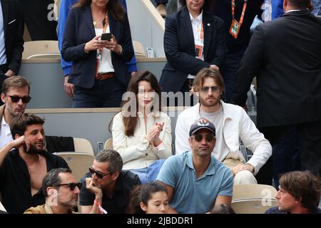 Paris, France, 05 juin 2022, Emma Mackey et invité dans les stands lors de l'Open de France Roland Garros 2022 sur 05 juin 2022 à Paris, France. Photo de Nasser Berzane/ABACAPRESS.COM Banque D'Images