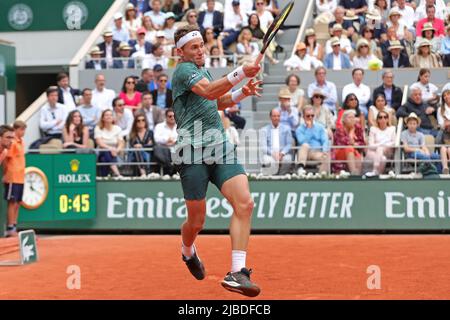 Paris, France : 5th juin 2022 ; Roland Garros, Paris, France : tournoi de tennis ouvert français, finale des singles hommes, Rafael Nadal versus Casper Ruud ; Casper Ruud (NOR) pendant son match contre Rafael Nadal (ESP) Banque D'Images