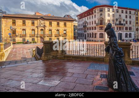 Oviedo, Uvieu, 3 avril 2022. Statue du Régent sur la Plaza de la Catedral à Oviedo, dans les Asturies. Banque D'Images