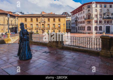 Oviedo, Uvieu, 3 avril 2022. Statue du Régent sur la Plaza de la Catedral à Oviedo, dans les Asturies. Banque D'Images