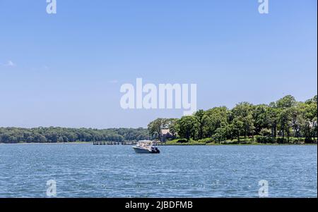 Bateau à moteur dans le port de Cocles, Shelter Island, NY Banque D'Images