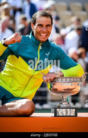 Paris, France. 5th juin 2022. RAFAEL NADAL d'Espagne célèbre avec le trophée après avoir remporté la finale des singles hommes le 15 e jour du tournoi de tennis de l'Open de France à Roland-Garros. (Image de crédit : © Matthieu Mirville/ZUMA Press Wire) Banque D'Images