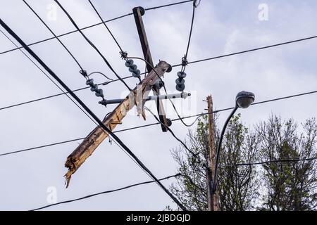 Les lignes d'alimentation électrique sont incroyablement endommagées après que les vents de force de l'ouragan ont frappé les poteaux de service et les câbles aériens, causant des perturbations généralisées. Banque D'Images