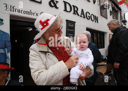 Ilfracombe, North Devon, Royaume-Uni, 5th juin 2022: Les habitants et les touristes ont formé un E R 2022 humain écrit sur le côté de Capstone Hill sur la côte d'Ilfracombe, joint par le maire et la mairie. Les gens se sont ensuite déplacés vers Fore Street pour se joindre à une coummunité qui a dirigé le déjeuner jubliee et la musique folklorique. Crédit Natasha Quarmby - ALAMY NOUVELLES EN DIRECT Banque D'Images