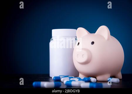 Banque de porc et médicaments. Acheter des pilules. Crédit pour traitement. Manque de fonds pour les services médicaux. Banque D'Images