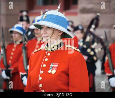 Halifax (Nouvelle-Écosse), 5 juin 2022. Le lieutenant-colonel Rhonda Matthews prend le commandement de la princesse Louise Fusiliers lors de la cérémonie à Halifax. Elle devient la première femme commandant de l'unité dans l'histoire du Groupe-brigade du Canada, alors que le lieutenant-colonel Barry Pitcher abandonne le commandement de l'unité après trois ans. Les Princess Louise Fusiliers sont un régiment d'infanterie de la Force de réserve des Forces armées canadiennes qui est originaire de Halifax en 1869. Credit: Meanderingemu/Alamy Live News Banque D'Images