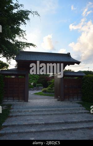 Fribourg, Allemagne - avril 2022 : jardin japonais dans un parc public appelé « Seepark » Banque D'Images