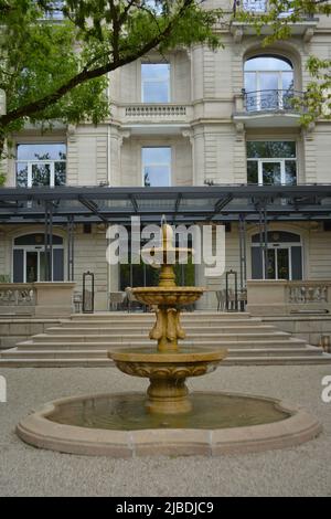 Hôtel avec fontaine, Forêt-Noire de Baden-Baden, dans le sud de l'Allemagne Banque D'Images