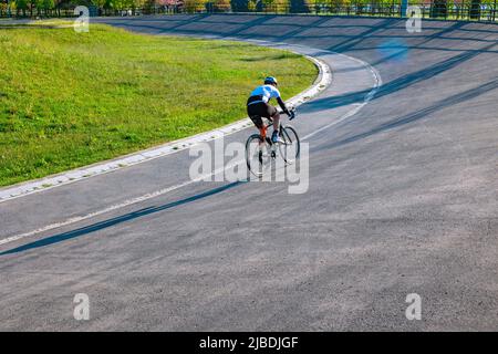 Entraînement cycliste sur la piste de course cycliste dans le parc. Biker ou vélo sport ou entraînement ou exercice ou vie saine photo de fond. Motio Banque D'Images