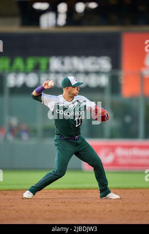 Denver CO, États-Unis. 4th juin 2022. Colorado arrêt court Jose Iglesias (11) fait un jeu pendant le jeu avec Atlanta Braves et Colorado Rockies tenu à Coors Field dans Denver Co. David Seelig/Cal Sport Medi. Crédit : csm/Alay Live News Banque D'Images