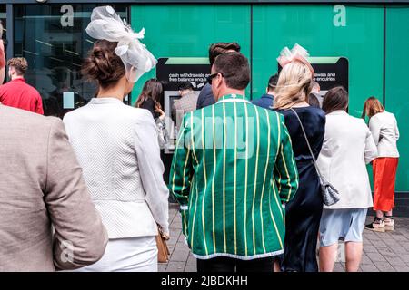 Epsom Surrey, Londres, Royaume-Uni, 04 juin 2022, Line of Men and Women Queuing pour retirer de l'argent d'un distributeur automatique de billets Banque D'Images