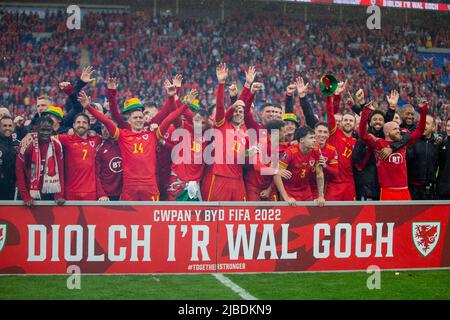 Cardiff, pays de Galles, Royaume-Uni. 5th juin 2022. L'équipe du pays de Galles célèbre la qualification à la coupe du monde devant un message remerciant ses supporters après le match final de la coupe du monde de la FIFA entre le pays de Galles et l'Ukraine au Cardiff City Stadium. Crédit : Mark Hawkins/Alay Live News Banque D'Images