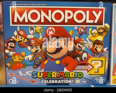 Nuremberg, Allemagne - 4 juin 2022: Le jeu de commerce classique de Hasbro a été introduit pour la première fois en Amérique en 1935. Int l'édition super mario. Banque D'Images