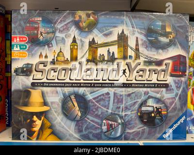 Nuremberg, Allemagne - 4 juin 2022: Ravensburger Scotland Yard Boardgame au supermarché. Ravensburger produit des jeux et des jouets depuis 1833 en Allemagne. Banque D'Images