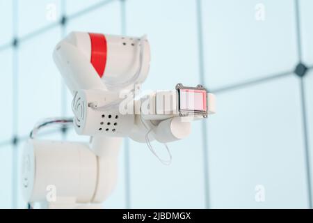 Bras du robot avec capteur d'image CCD et CMOS dans le manipulateur.Concept sur le thème de la vision artificielle et de la reconnaissance de modèle Banque D'Images
