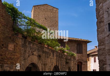 Une des Tours de San Gimignano un beau matin Banque D'Images