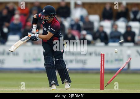 CHESTER LE STREET, ROYAUME-UNI. JUIN 5th Ben Curran, de Northamptonshire Steelbacks, est sous le feu des cloches lors du match de Blast Vitality T20 entre le Durham County Cricket Club et le Northamptonshire County Cricket Club, au Seat unique Riverside, Chester le Street, le dimanche 5th juin 2022. (Crédit : will Matthews | MI News) crédit : MI News & Sport /Alay Live News Banque D'Images