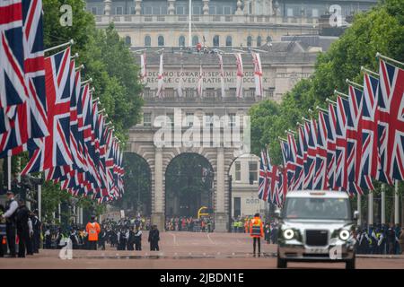 The Mall, Londres, Royaume-Uni. 5 juin 2022. Vue sur le Mall, bordé de policiers, avant le début du Jubilé de platine. Crédit : Malcolm Park/Alay Live News Banque D'Images