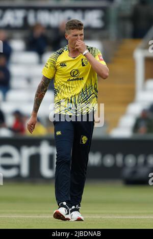 CHESTER LE STREET, ROYAUME-UNI. 5th JUIN Brydon Carse de Durham célèbre en embrassant son collier après avoir pris le cricket de Rob Keogh de Northamptonshire Steelbacks (non représenté) pendant le match de Blast Vitality T20 entre Durham County Cricket Club et Northamptonshire County Cricket Club au Seat unique Riverside, Chester le Street le dimanche 5th juin 2022. (Crédit : will Matthews | MI News) crédit : MI News & Sport /Alay Live News Banque D'Images