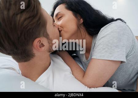 Jeune femme passionnée embrassant un homme sur les lèvres Banque D'Images