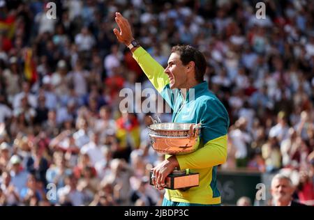 Paris, France - 05/06/2022, vainqueur Rafael Nadal d'Espagne lors de la cérémonie de trophée de la finale masculine au 15 jour de Roland-Garros 2022, Open de France 2022, deuxième tournoi de tennis Grand Chelem de la saison sur 5 juin 2022 au stade Roland-Garros à Paris, France - photo Jean Catuffe / DPPI Banque D'Images