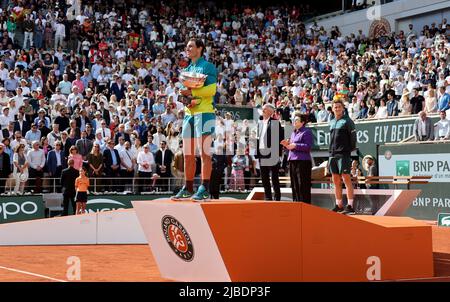 Paris, France - 05/06/2022, vainqueur Rafael Nadal d'Espagne lors de la cérémonie de trophée de la finale masculine au 15 jour de Roland-Garros 2022, Open de France 2022, deuxième tournoi de tennis Grand Chelem de la saison sur 5 juin 2022 au stade Roland-Garros à Paris, France - photo Jean Catuffe / DPPI Banque D'Images