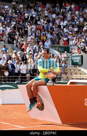 Paris, France - 05/06/2022, vainqueur Rafael Nadal d'Espagne lors de la cérémonie de trophée de la finale masculine au 15 jour de Roland-Garros 2022, Open de France 2022, deuxième tournoi de tennis Grand Chelem de la saison sur 5 juin 2022 au stade Roland-Garros à Paris, France - photo Jean Catuffe / DPPI Banque D'Images