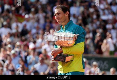 Paris, France - 05/06/2022, vainqueur Rafael Nadal d'Espagne lors de la cérémonie de trophée de la finale masculine au 15 jour de Roland-Garros 2022, Open de France 2022, deuxième tournoi de tennis Grand Chelem de la saison sur 5 juin 2022 au stade Roland-Garros à Paris, France - photo Jean Catuffe / DPPI Banque D'Images