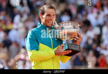 Paris, France - 05/06/2022, vainqueur Rafael Nadal d'Espagne lors de la cérémonie de trophée de la finale masculine au 15 jour de Roland-Garros 2022, Open de France 2022, deuxième tournoi de tennis Grand Chelem de la saison sur 5 juin 2022 au stade Roland-Garros à Paris, France - photo Jean Catuffe / DPPI Banque D'Images