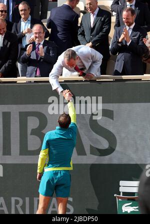 Paris, France - 05/06/2022, le gagnant Rafael Nadal salue le roi Felipe VI d'Espagne, le prince héritier Haakon de Norvège après la finale masculine du jour 15 de Roland-Garros 2022, ouverture française 2022, deuxième tournoi de tennis Grand Chelem de la saison sur 5 juin 2022 au stade Roland-Garros à Paris, France - photo Jean Catuffe / DPPI Banque D'Images