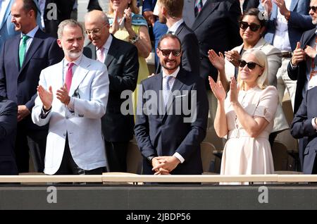 Paris, France - 05/06/2022, Roi Felipe VI d'Espagne, Prince héritier Haakon de Norvège et mette-Marit, Princesse de Norvège lors de la cérémonie du trophée suivant la finale masculine du 15 jour de Roland-Garros 2022, Open de France 2022, deuxième tournoi de tennis Grand Chelem de la saison sur 5 juin, 2022 au stade Roland-Garros à Paris, France - photo Jean Catuffe / DPPI Banque D'Images