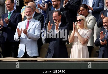 Paris, France - 05/06/2022, Roi Felipe VI d'Espagne, Prince héritier Haakon de Norvège et mette-Marit, Princesse de Norvège lors de la cérémonie du trophée suivant la finale masculine du 15 jour de Roland-Garros 2022, Open de France 2022, deuxième tournoi de tennis Grand Chelem de la saison sur 5 juin, 2022 au stade Roland-Garros à Paris, France - photo Jean Catuffe / DPPI Banque D'Images