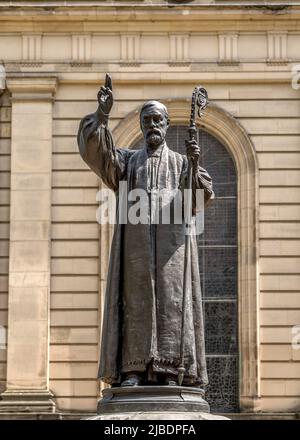 Statue de Charles Gore à l'extérieur de la cathédrale Saint-Philips, Birmingham, Angleterre. Banque D'Images