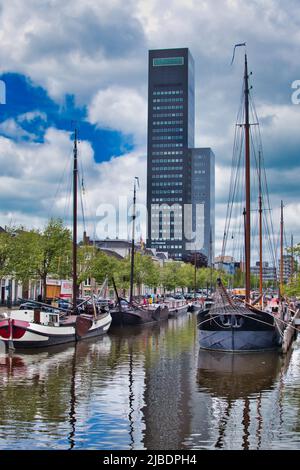Le port musée de la ville de Leeuwarden, Frise, pays-Bas, en arrière-plan le bâtiment Achmea. Banque D'Images