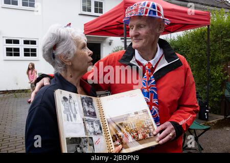 New Malden, Royaume-Uni : 5th juin 2022. Susan et Ian Brown partagent des souvenirs photographiques du Jubilé d'argent et du couronnement lors d'une fête de rue du Jubilé de platine en 70th. Banque D'Images