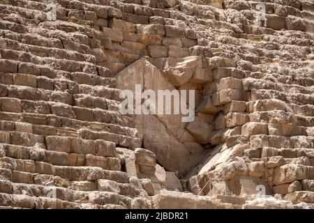 Pyramide de Khufu avec supports exposés, plateau de Giza, Égypte Banque D'Images