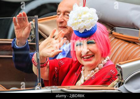 Londres, Royaume-Uni. 05th juin 2022. Le designer de mode Zandra Rhodes. Le Jubilé de platine présente 10 000 participants dans quatre actes, « pour la Reine et le pays », un défilé militaire, « le temps de nos vies », montrant les 7 décennies du règne de la Reine, dont 150 célébrités « trésors nationaux » et célébrant la culture, la musique et la mode, « célébrons », Et « heureux et glorieux », la formation finale en face du Palais de Buckingham. Credit: Imagetraceur/Alamy Live News Banque D'Images