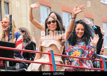 Londres, Royaume-Uni. 05th juin 2022. Supermodels Naomi Campbell et Kate Moss sur le flotteur 90s. Le Jubilé de platine présente 10 000 participants dans quatre actes, « pour la Reine et le pays », un défilé militaire, « le temps de nos vies », montrant les 7 décennies du règne de la Reine, dont 150 célébrités « trésors nationaux » et célébrant la culture, la musique et la mode, « célébrons », Et « heureux et glorieux », la formation finale en face du Palais de Buckingham. Credit: Imagetraceur/Alamy Live News Banque D'Images