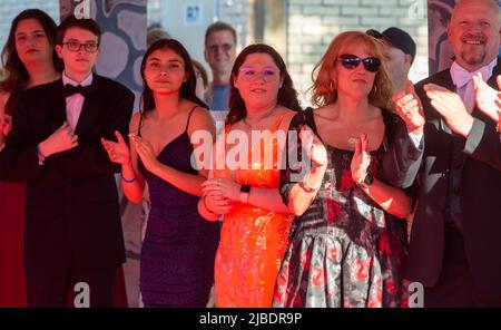 Fairless Hills, États-Unis. 04th juin 2022. Les membres de l'auditoire du tapis rouge applaudissent lors de la parade de Pennsbury Prom alors que les élèves arrivent pour la grande danse samedi, 04 juin 2022, à l'école secondaire Pennsbury est, à Fairless Hills, en Pennsylvanie. Plus de 900 étudiants ont acheté des billets pour le bal, sur le thème « Promi-con ». Crédit : William Thomas Cain/Alay Live News Banque D'Images