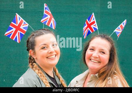 Londres, Royaume-Uni. 05th juin 2022. Deux dames aiment leur journée à l'occasion. Le Jubilé de platine présente 10 000 participants dans quatre actes, « pour la Reine et le pays », un défilé militaire, « le temps de nos vies », montrant les 7 décennies du règne de la Reine, dont 150 célébrités « trésors nationaux » et célébrant la culture, la musique et la mode, « célébrons », Et « heureux et glorieux », la formation finale en face du Palais de Buckingham. Credit: Imagetraceur/Alamy Live News Banque D'Images