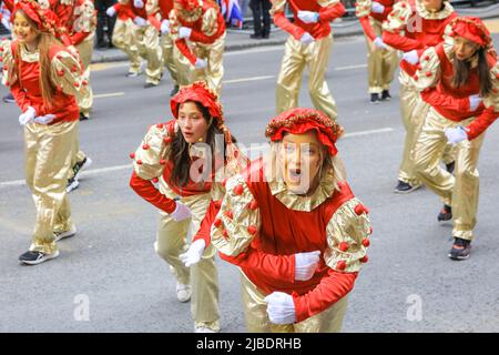 Londres, Royaume-Uni. 05th juin 2022. Le Jubilé de platine présente 10 000 participants dans quatre actes, « pour la Reine et le pays », un défilé militaire, « le temps de nos vies », montrant les 7 décennies du règne de la Reine, dont 150 célébrités « trésors nationaux » et célébrant la culture, la musique et la mode, « célébrons », Et « heureux et glorieux », la formation finale en face du Palais de Buckingham. Credit: Imagetraceur/Alamy Live News Banque D'Images