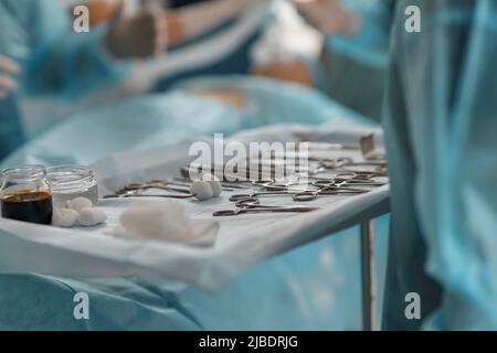 Instruments et outils chirurgicaux, y compris pinces scaphels et pinces à épiler disposées sur la table pour la chirurgie Banque D'Images