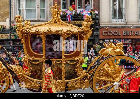 Platinum Jubilee Pageant, Londres, Royaume-Uni. 5th juin 2022. Le Jubilé de platine, se déroule le long de Whitehall le quatrième et dernier jour des célébrations du Jubilé de platine de la Reine. Amanda Rose/Alamy Live News Banque D'Images