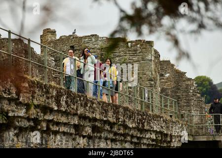 Conwy, au nord du pays de Galles les remparts de Conwy sont une structure défensive médiévale qui se trouve le long du château de Conwy Banque D'Images