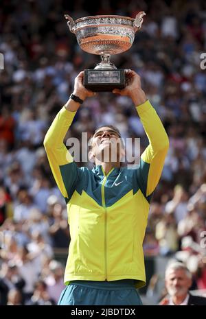 Paris, France - 05/06/2022, vainqueur Rafael Nadal d'Espagne lors de la cérémonie de remise des trophées de la finale masculine au cours du jour 15 de Roland-Garros 2022, ouverture française 2022, deuxième tournoi de tennis Grand Chelem de la saison sur 5 juin 2022 au stade Roland-Garros à Paris, France - photo: Jean Catuffe/DPPI/LiveMedia Banque D'Images