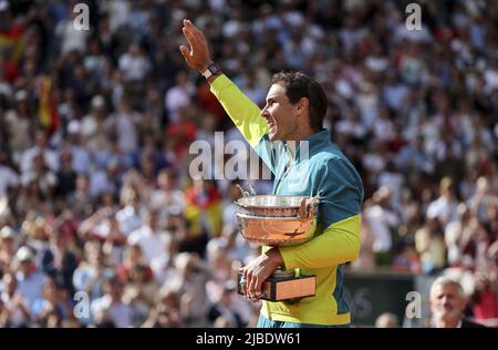 Paris, France - 05/06/2022, vainqueur Rafael Nadal d'Espagne lors de la cérémonie de remise des trophées de la finale masculine au cours du jour 15 de Roland-Garros 2022, ouverture française 2022, deuxième tournoi de tennis Grand Chelem de la saison sur 5 juin 2022 au stade Roland-Garros à Paris, France - photo: Jean Catuffe/DPPI/LiveMedia Banque D'Images