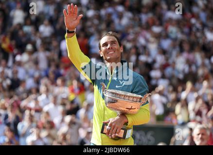 Paris, France - 05/06/2022, vainqueur Rafael Nadal d'Espagne lors de la cérémonie de remise des trophées de la finale masculine au cours du jour 15 de Roland-Garros 2022, ouverture française 2022, deuxième tournoi de tennis Grand Chelem de la saison sur 5 juin 2022 au stade Roland-Garros à Paris, France - photo: Jean Catuffe/DPPI/LiveMedia Banque D'Images