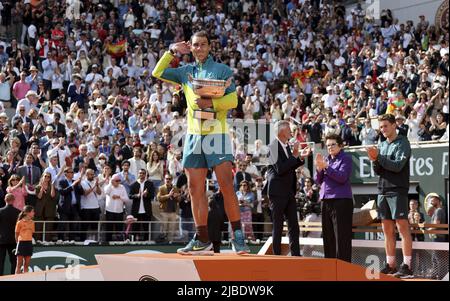 Paris, France - 05/06/2022, vainqueur Rafael Nadal d'Espagne lors de la cérémonie de remise des trophées de la finale masculine au cours du jour 15 de Roland-Garros 2022, ouverture française 2022, deuxième tournoi de tennis Grand Chelem de la saison sur 5 juin 2022 au stade Roland-Garros à Paris, France - photo: Jean Catuffe/DPPI/LiveMedia Banque D'Images